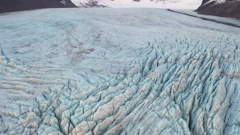 Una-Vista-Aérea-Muestra-El-Glaciar-Svinafellsjokull-De-Vatnajokull-Islandia