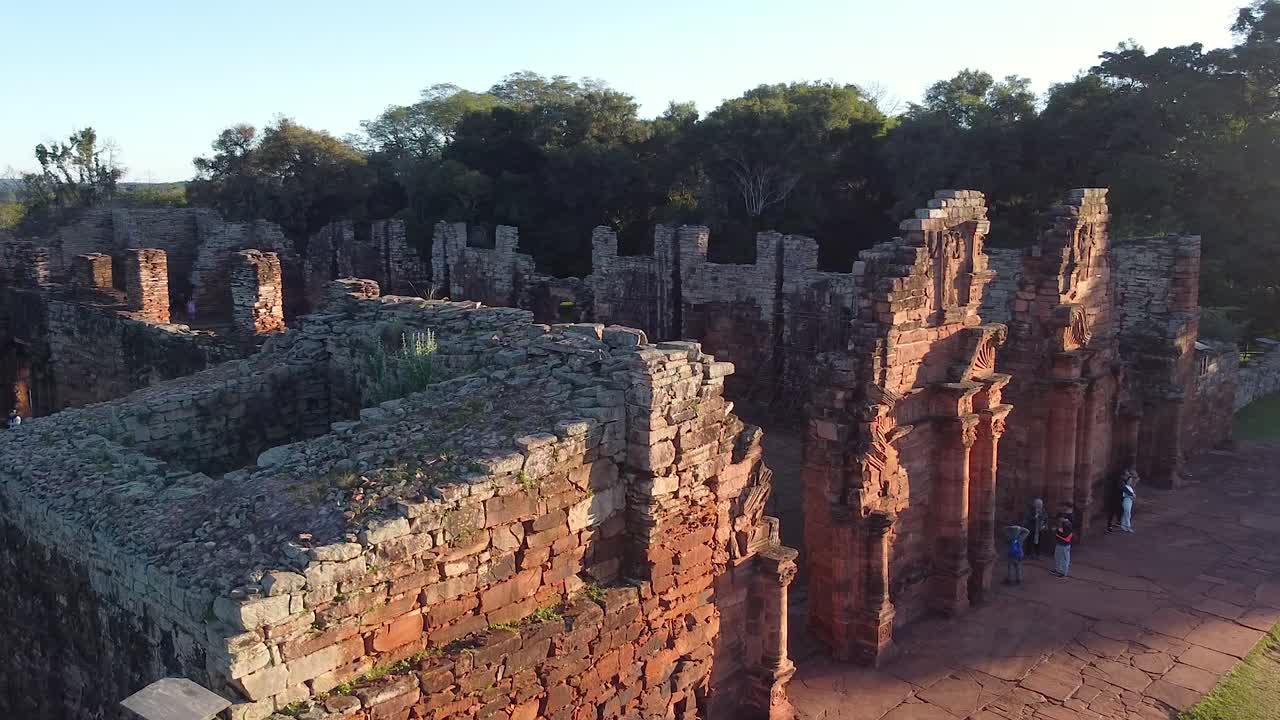 órbita aérea alrededor de san ignacio ruinas argentina iluminada por la luz de la hora de oro en la pared de ladrillo