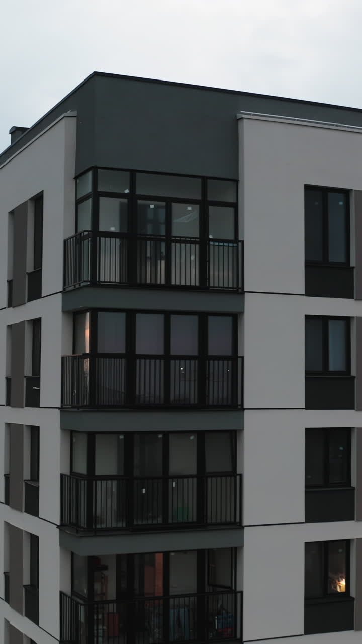 edificios de apartamentos modernos en la ciudad