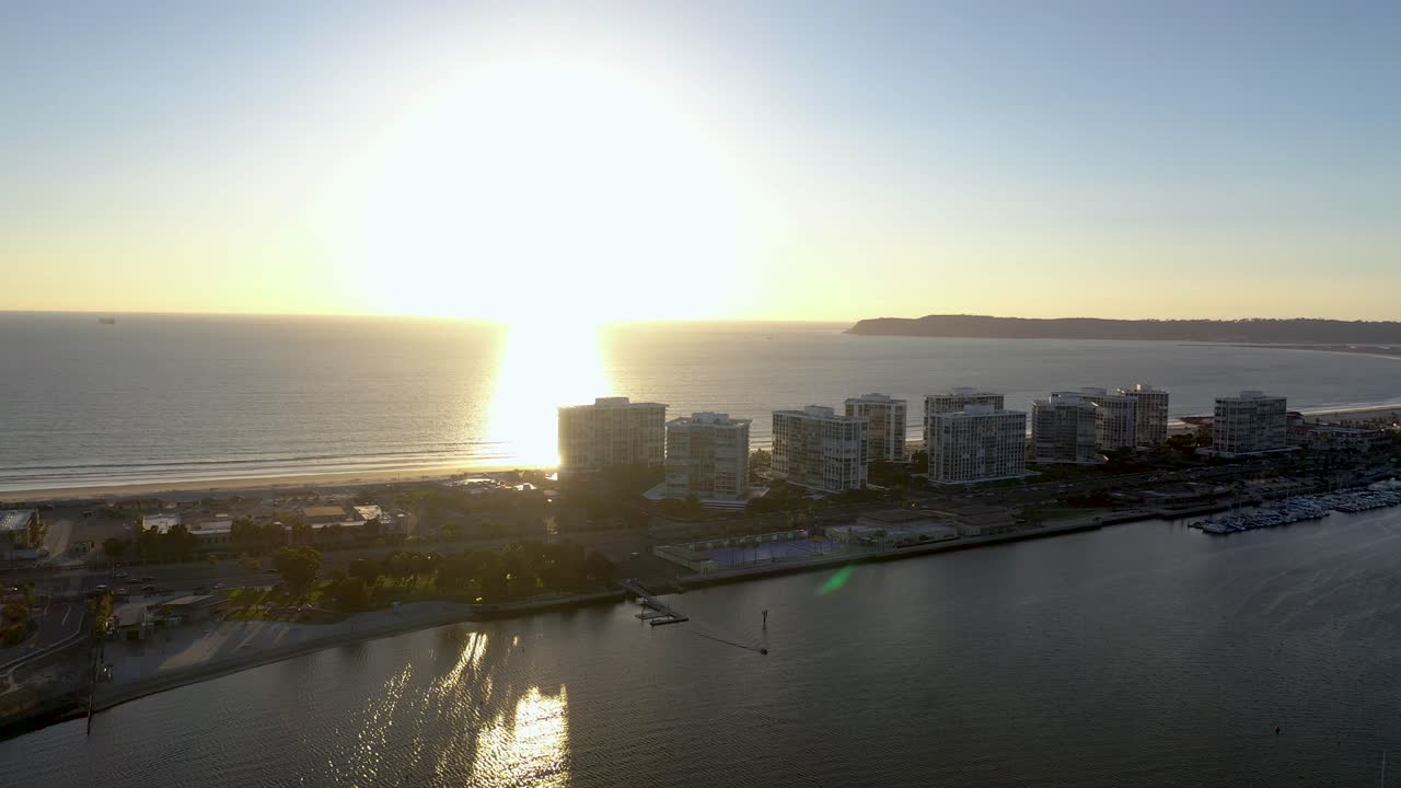 video aéreo de 4k al atardecer de los condominios de coronado shores frente al océano pacífico