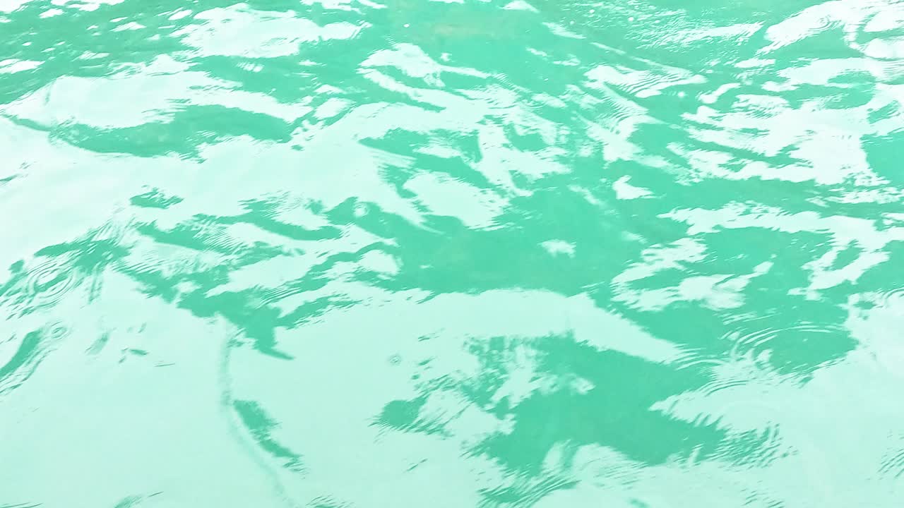 태국 크라비에서 바다의 파도가 부드럽게 움직입니다.