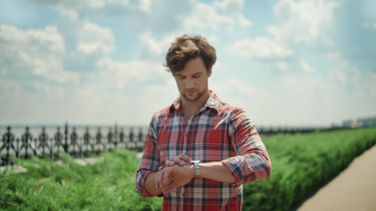 uomo che cammina sulla strada nel parco