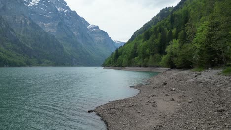 Vista-Estática-Del-Lago-Klöntalersee-En-El-Cantón-De-Glarus,-Suiza