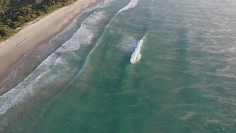 Aguas-Turquesas-Y-Arenas-Doradas-De-La-Prístina-Playa-Coolum-En-La-Costa-Del-Sol,-Queensland