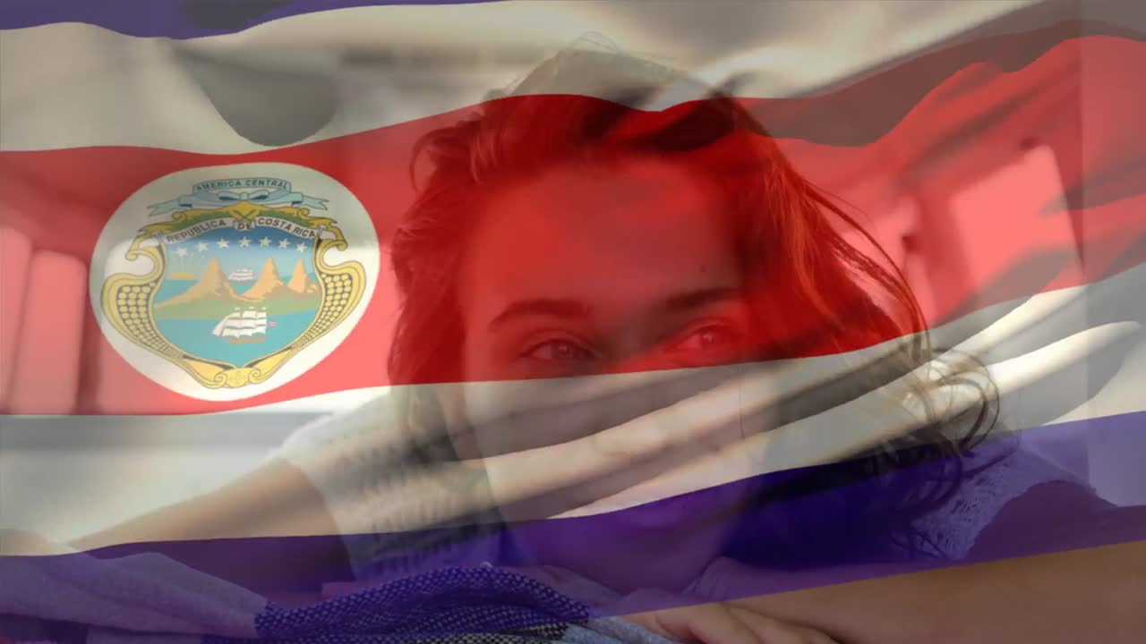 анимация флага коста-рики над счастливой кавказской женщиной, проводящей свободное время в пикапе