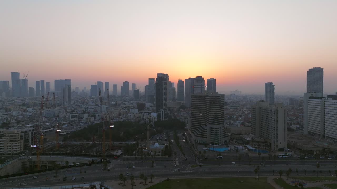 costa de tel aviv al amanecer con hermosas aguas tranquilas del mar mediterráneo, hoteles frente al mar y luz solar