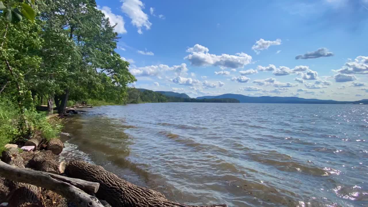 un lapso de tiempo hiperlapso del hermoso río hudson en el valle hudson de nueva york a principios de otoño en un día soleado con cielos azules y hermosas nubes