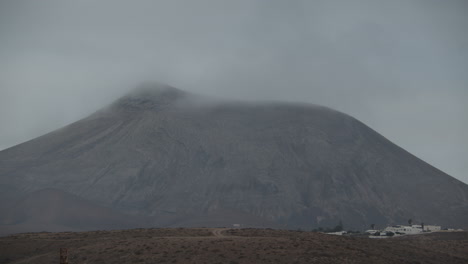una vista pacífica de una montaña con su cima en las nubes