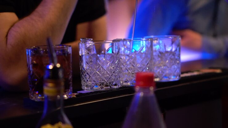Bevande e cocktail preparati nel bar di un club