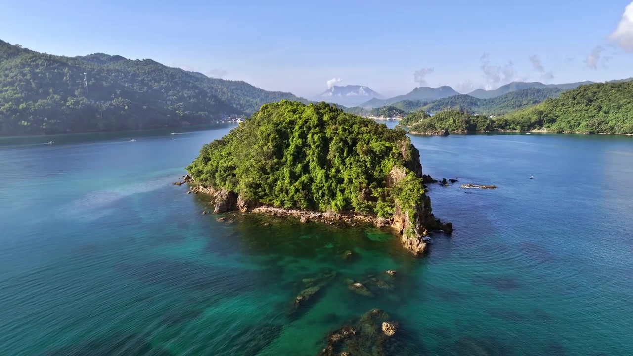 Ripresa con drone in avvicinamento di un'isola verde lussureggiante vicino a Liminangcong, Filippine