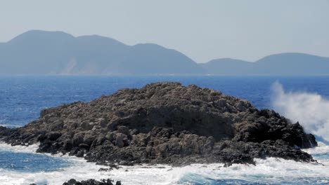 olas salpicando rocas costeras en la playa de jerusalén, erisos, grecia - estática aérea