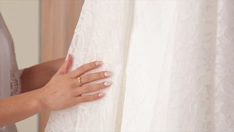 la novia se está probando un vestido de novia