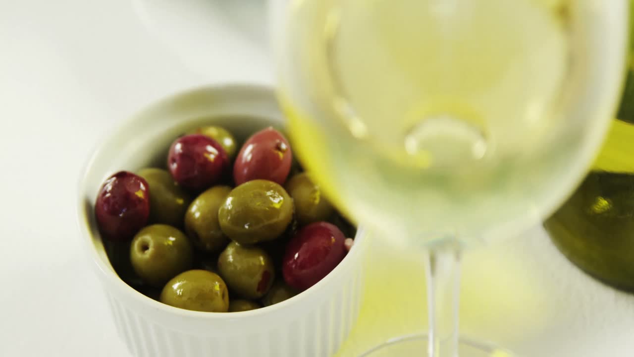 올리브 와 와인 을 담은 그 ⁇