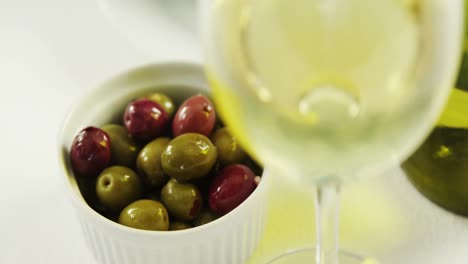 Bowl-of-olives-and-wine