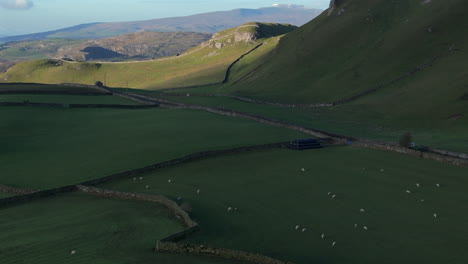 Erstellung-Einer-Drohnenaufnahme-Von-Schaffeldern-In-Yorkshire-Dales-Und-Traktor