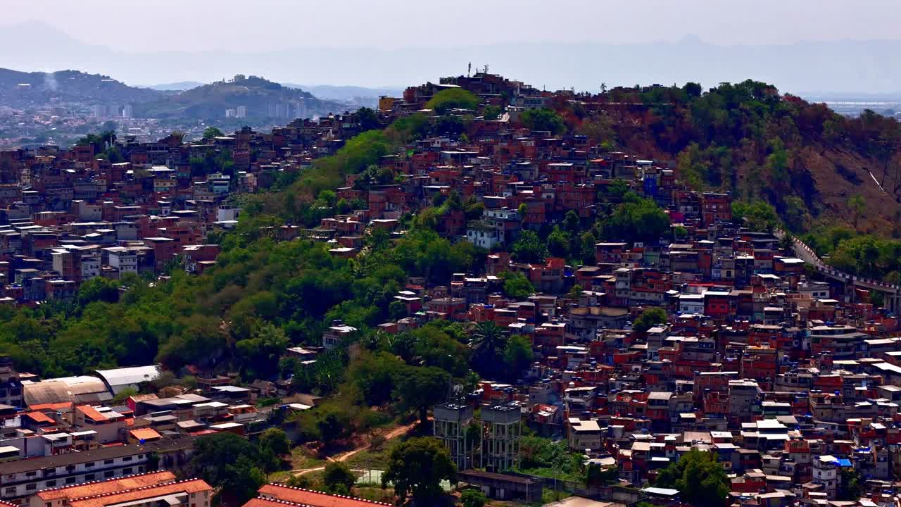 브라질리아의 교외에서, 빈곤은 삶을 형성합니다. 희소한 자원이지만 희망입니다.
