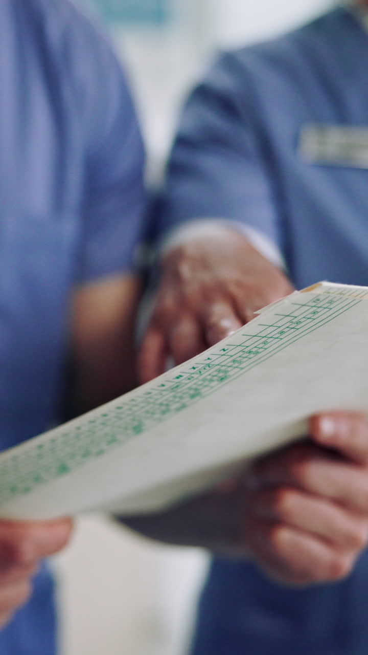 Profesionales médicos colaborando mientras revisan un documento
