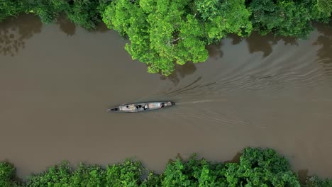 velero indígena en la corriente del río de la selva amazónica