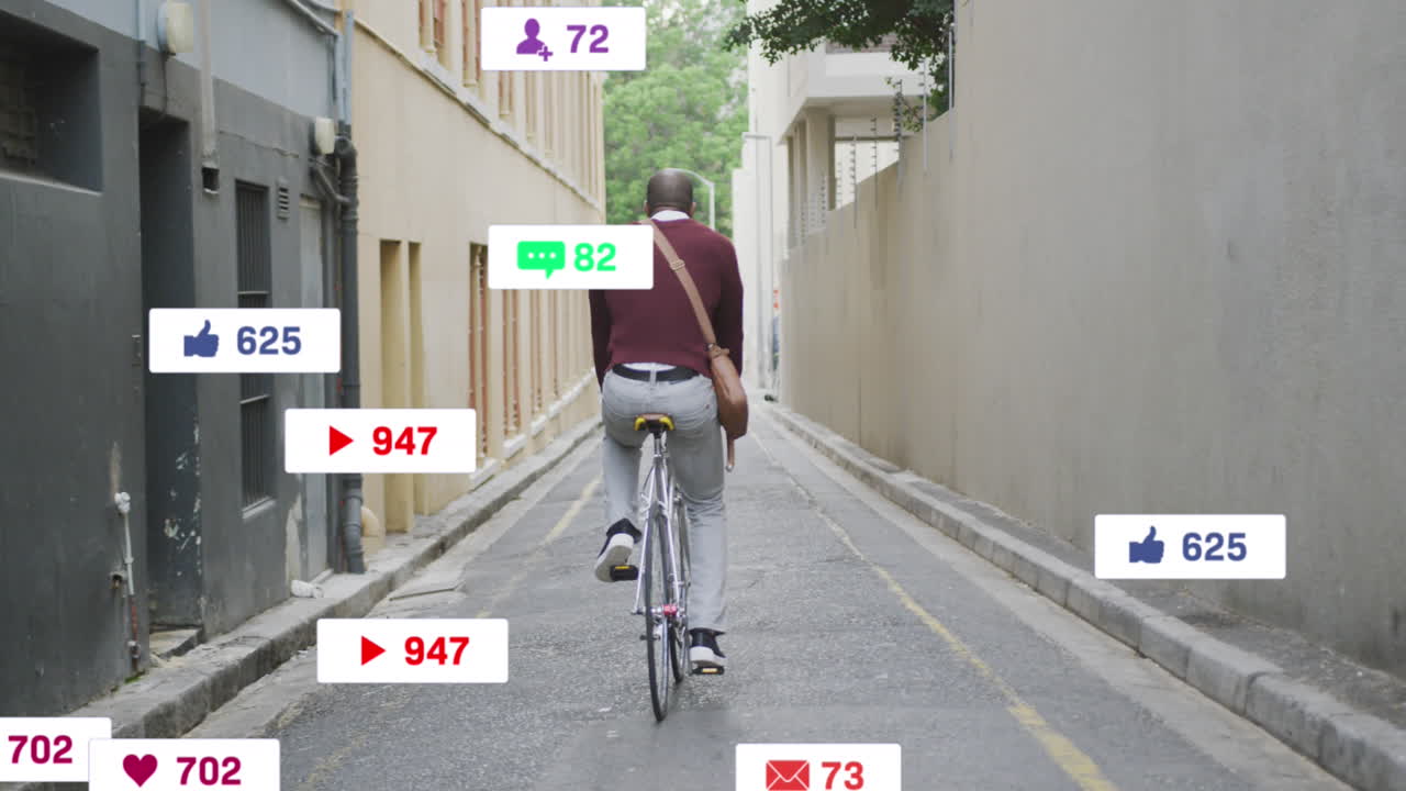 animación de texto e iconos de redes sociales sobre un hombre caucásico montando bicicleta en la ciudad