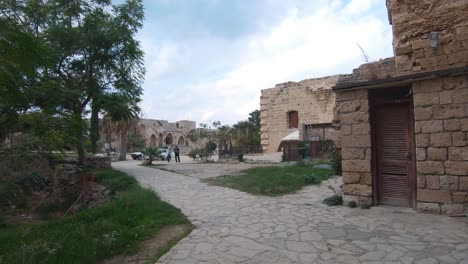 Vista-Amplia-Del-Patio-Del-Castillo-De-Kyrenia-Desde-El-Lado-Oeste-Del-Museo-Del-Naufragio---Tiro-De-Empuje-Amplio-Del-Cardán