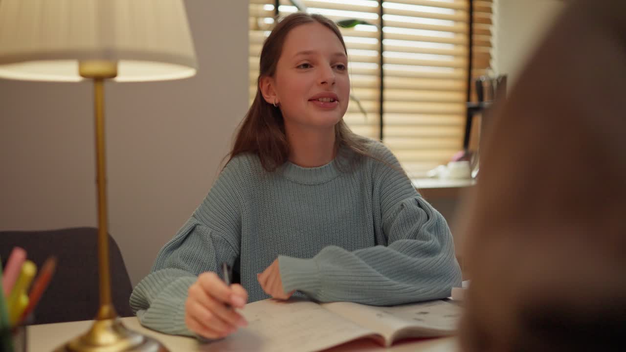 Ragazza che studia a una scrivania