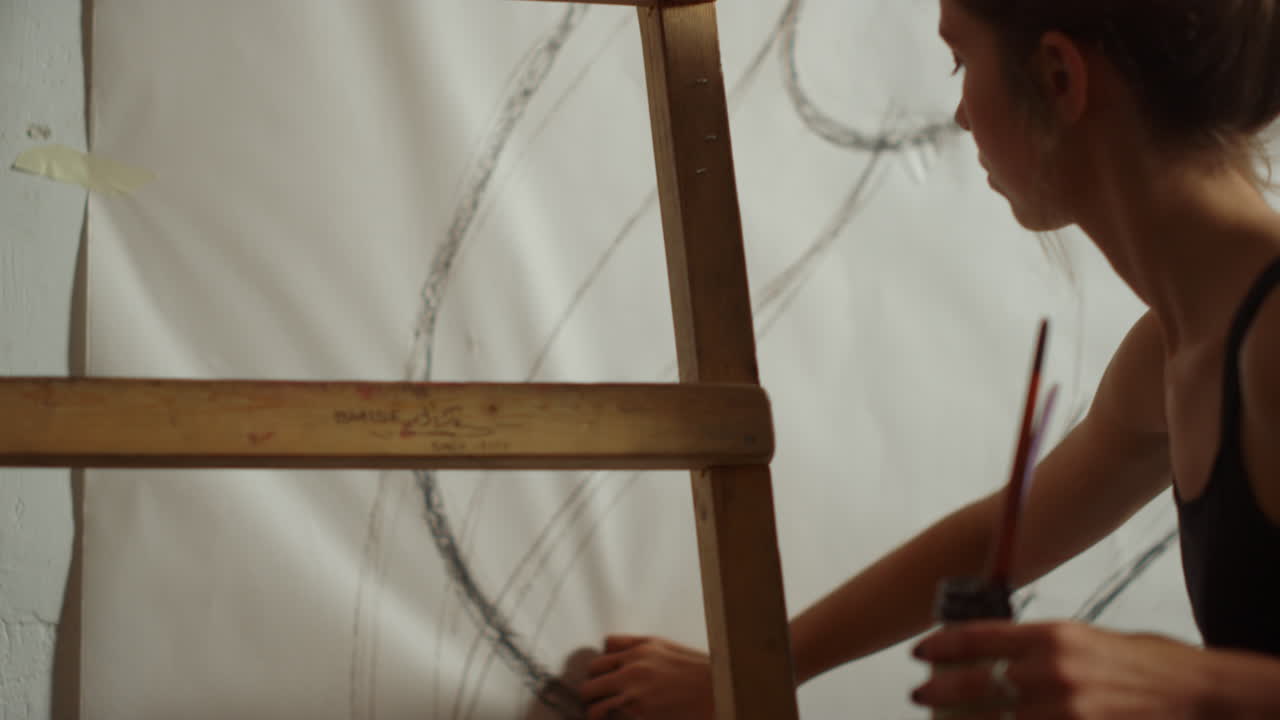 바탕 에 그림 을 그리는 여성 예술가