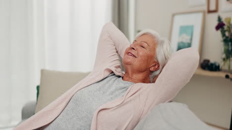 relajarse, el sofá y la mujer mayor estirándose para la calma
