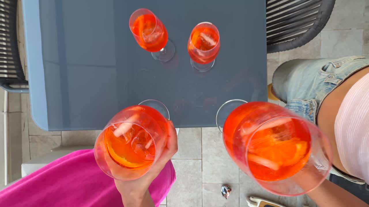 Amici che gustano Aperol Spritz in un dehors