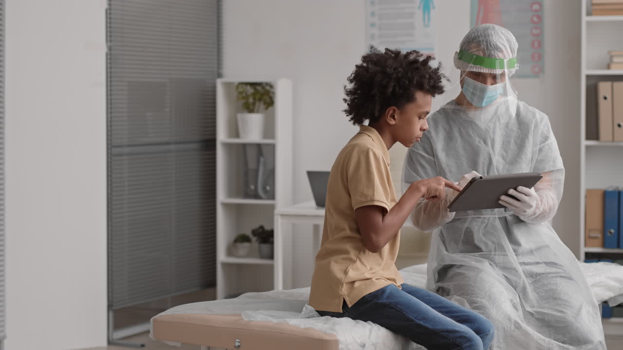 Tablet Bilgisayar Kullanan Doktor ve Hasta