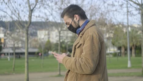 Maskierter-Mann-Schreibt-Telefon