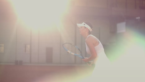 Mujer-Profesional-Equipada-Golpeando-Con-Fuerza-La-Pelota-De-Tenis-Con-Raqueta-De-Tenis.-Mujer-Equipada-Profesional-Golpeando-Fuerte-La-Pelota-De-Tenis-Con-Raqueta-De-Tenis.