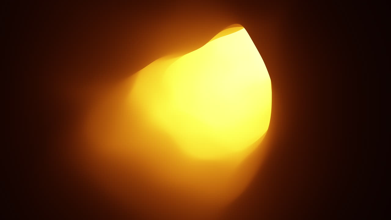 una luz amarilla iluminante brilla desde una cueva oscura en un cautivador primer plano.