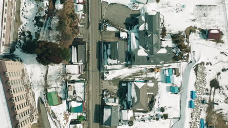 Draufsicht-Auf-Die-Leere-Straße-In-Der-Mitte-Des-Schneebedeckten-Dorfes-In-Okuhida,-Präfektur-Gifu,-Japan