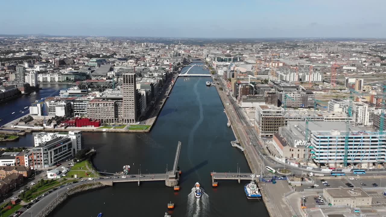 Tom Clarke Toll Bridge er åpen for innkommende skip ved Dublin Port, Irland. Droneutsikt, transport.
