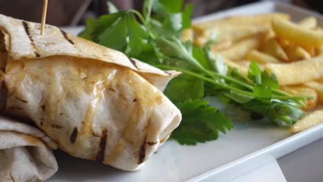 disparo detallado de urdimbre de pollo en una mesa de madera