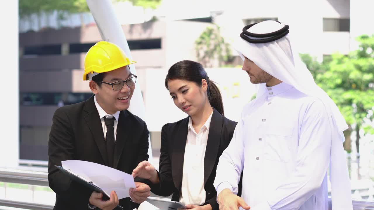 hombre de negocios de los emiratos árabes unidos e ingeniero reuniéndose juntos. concepto de negocio oriente medio, acuerdo, asociación, trabajo en equipo y relación.