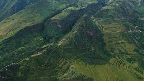 Contempla-La-Majestuosidad-De-Pisac-Desde-Arriba,-Con-Sus-Antiguas-Ruinas-Y-Terrazas-En-El-Valle-Sagrado-De-Los-Incas.