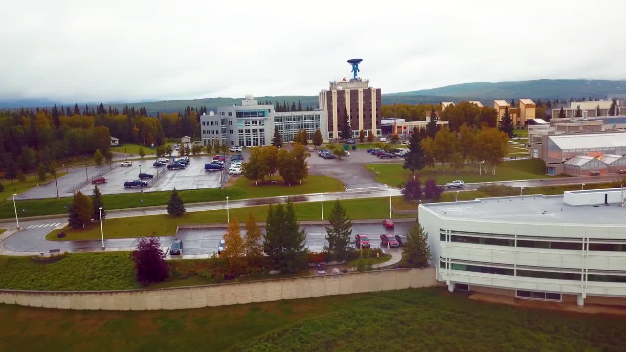 video de drones de 4k del instituto geofísico en el campus de la universidad de alaska fairbanks, ak durante el día de verano