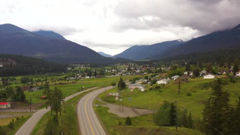 Clinton-Aus-Den-Wolken:-Fesselnde-Drohnenaufnahmen-Dieser-Historischen-Cariboo-Goldgräberstadt