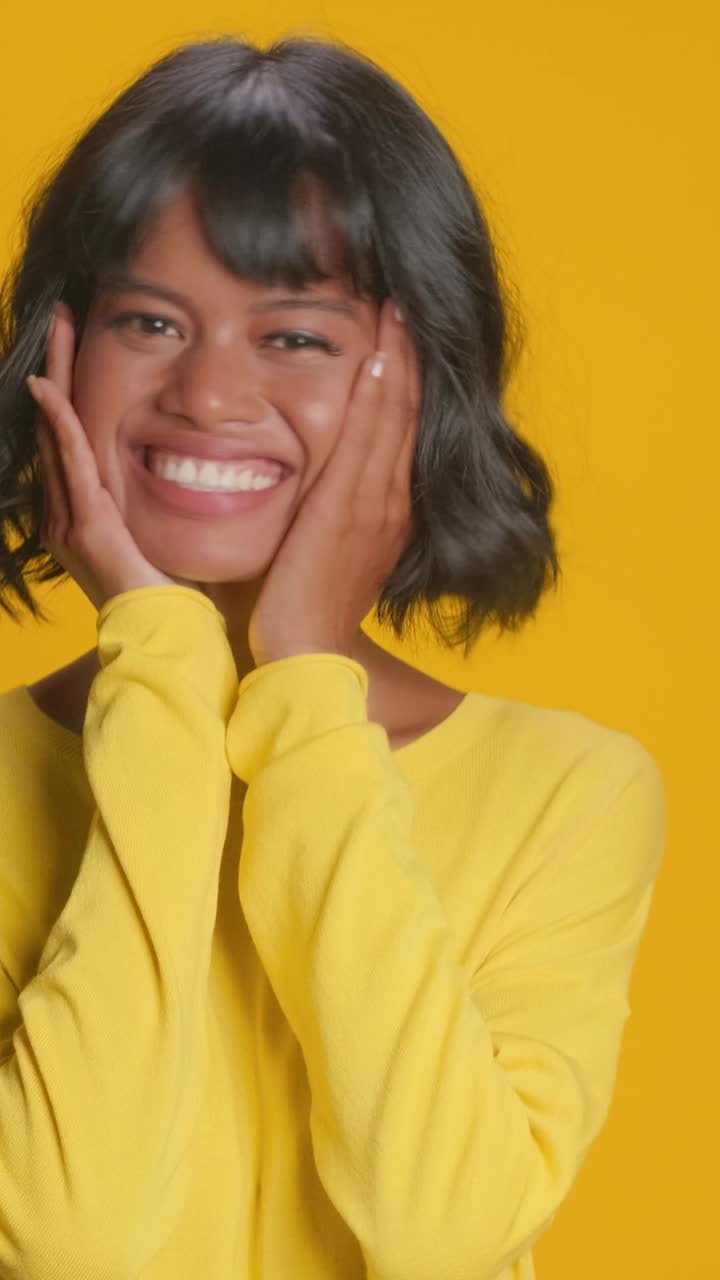 espressioni vibranti di gioia catturate in un ambiente soleggiato con anime dinamiche