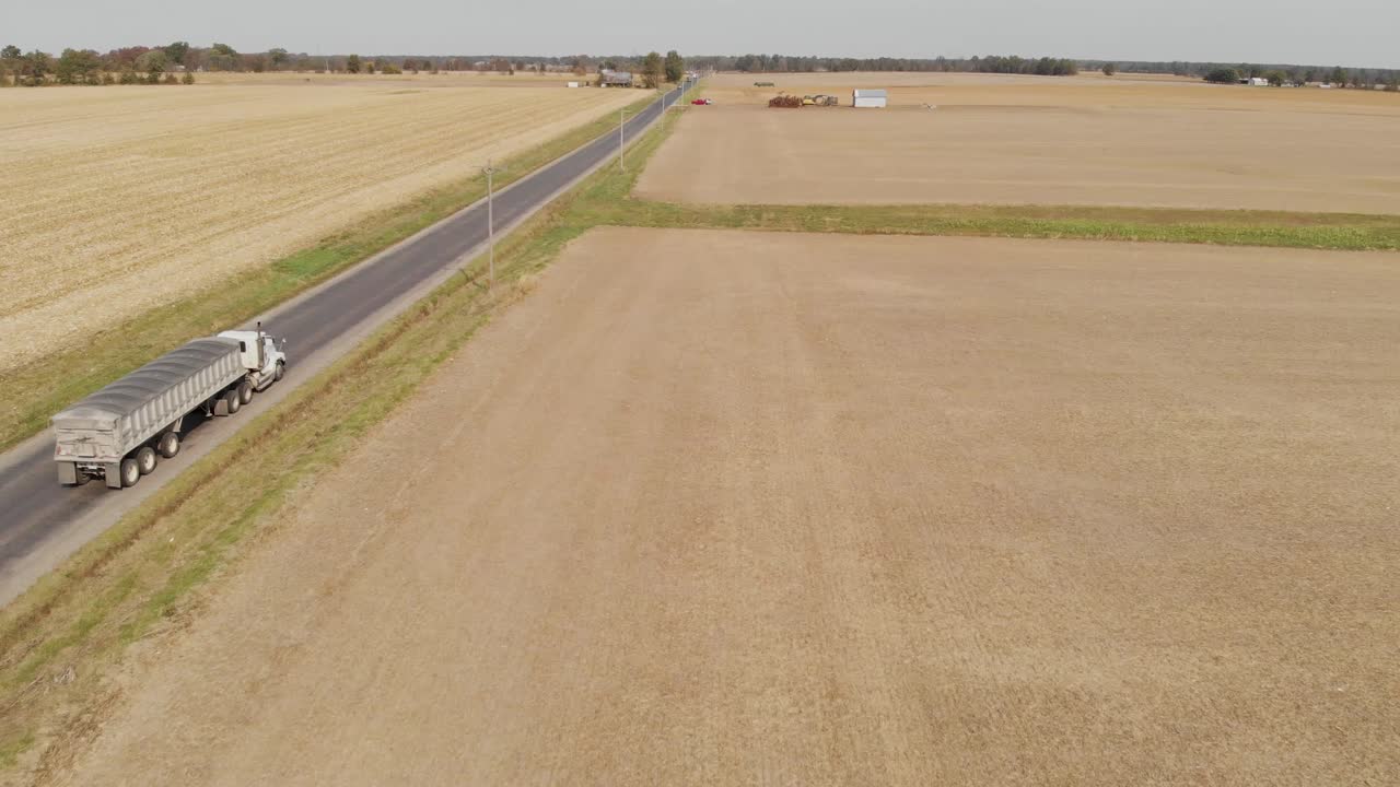 제니아 일리노이 미국 고속도로로 통근하는 대형 트럭 선적