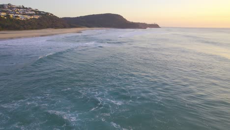 Paisaje-Marino-Escénico-De-La-Playa-Del-Sol-Durante-La-Puesta-De-Sol-En-Queensland,-Australia---Toma-Aérea