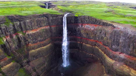 Drohnen-Luftaufnahmen-Des-Aldeyjarfoss-Wasserfalls-In-Nordisland.