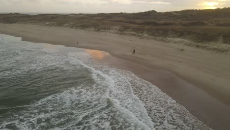 Gente-Caminando-En-La-Playa-Al-Atardecer,-Playa-La-Viuda