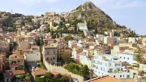 Volando-Hacia-La-Montaña-Que-Se-Eleva-Sobre-El-Antiguo-Pueblo-Italiano-Con-Una-Larga-Historia