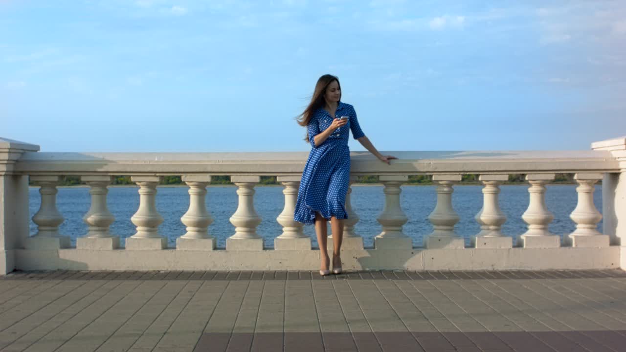 밖에서 드폰으로 전화하는 여자