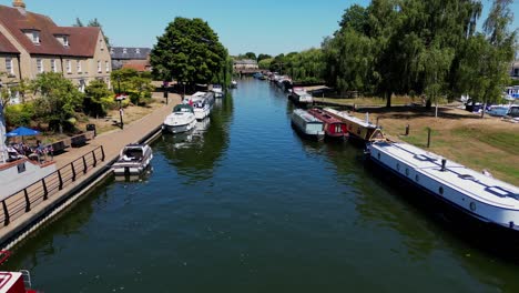 Luftaufnahme-Des-Flusses-Great-Ouse-In-Ely,-Mit-Booten-Und-Lastkähnen-An-Einem-Sommertag