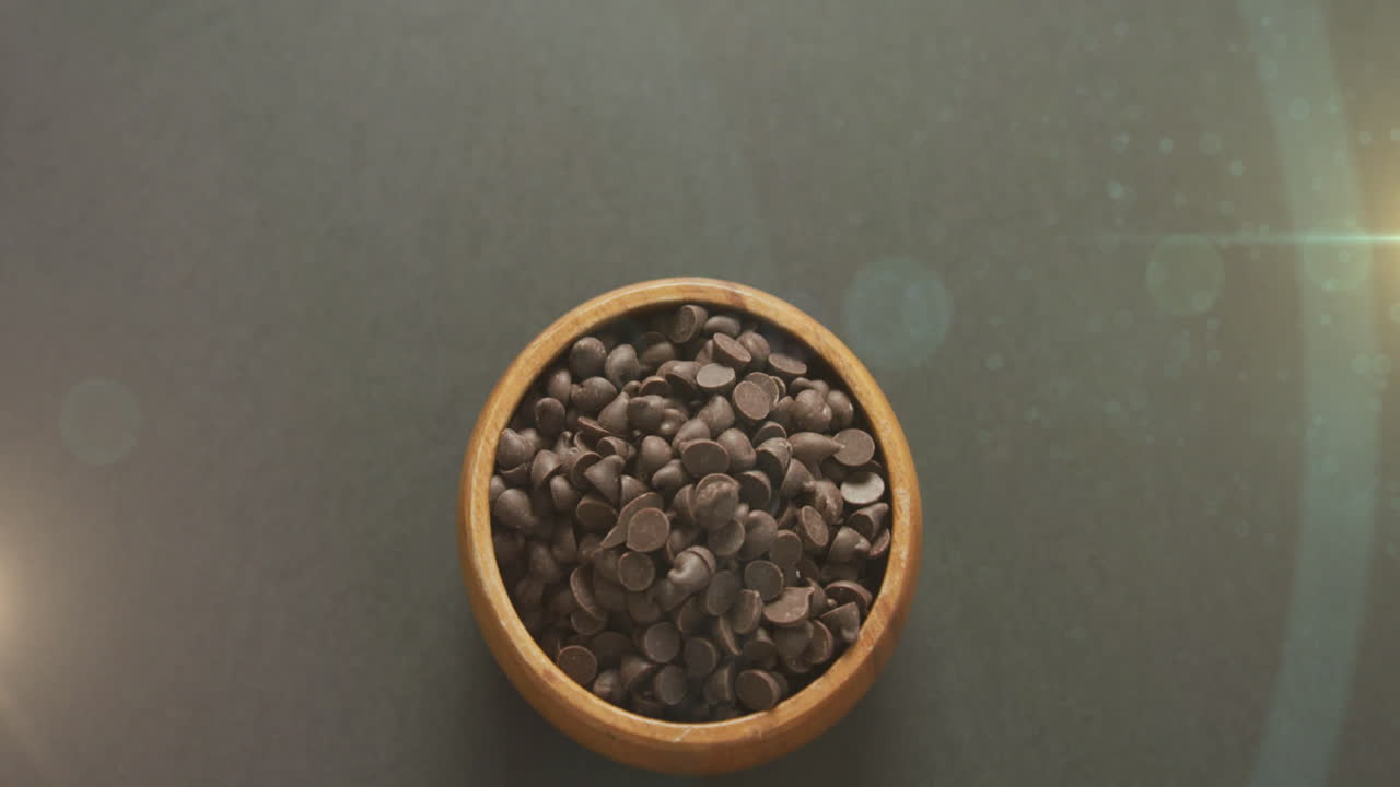 animación de la luz sobre las papas fritas de chocolate en el tazón