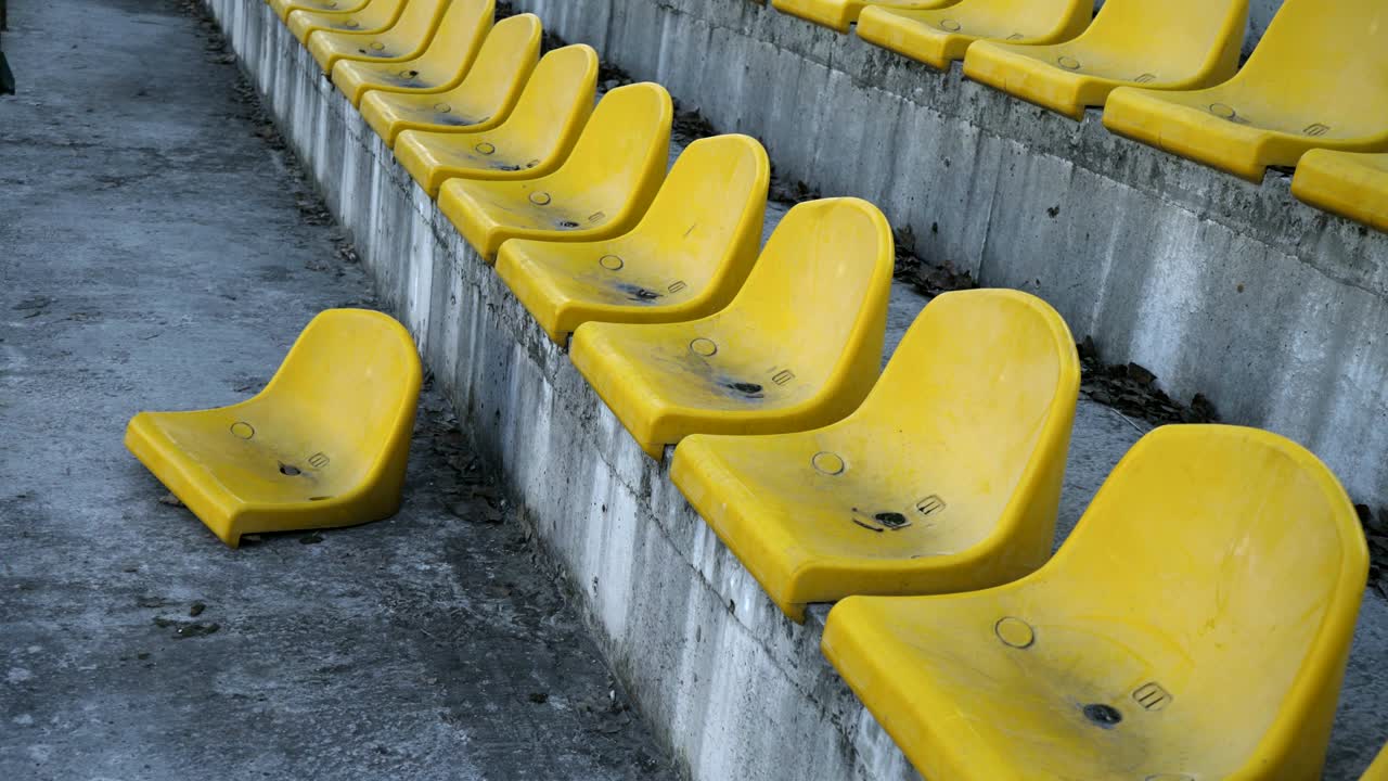 sillas amarillas en un estadio vacío, 4k
