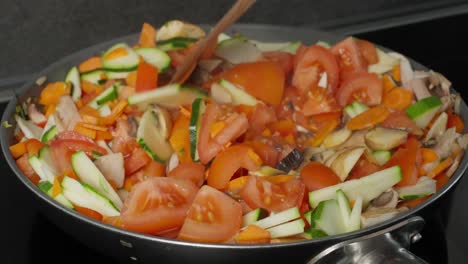 cocinar verduras en la cocina del hogar